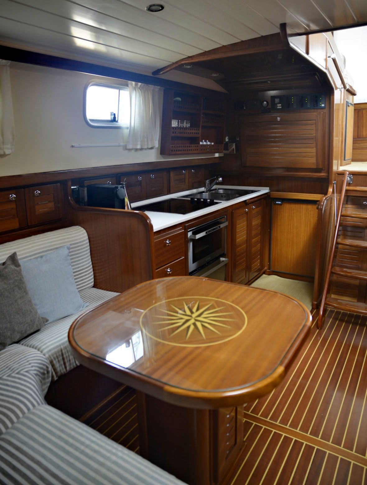 dinette interna e angolo cottura